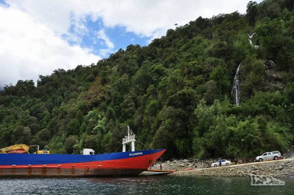 A Fiona aguarda a sua ves de embarcar na balsa que vai atravessar o Fiordo Largo, na Carretera Austral, sul do Chile